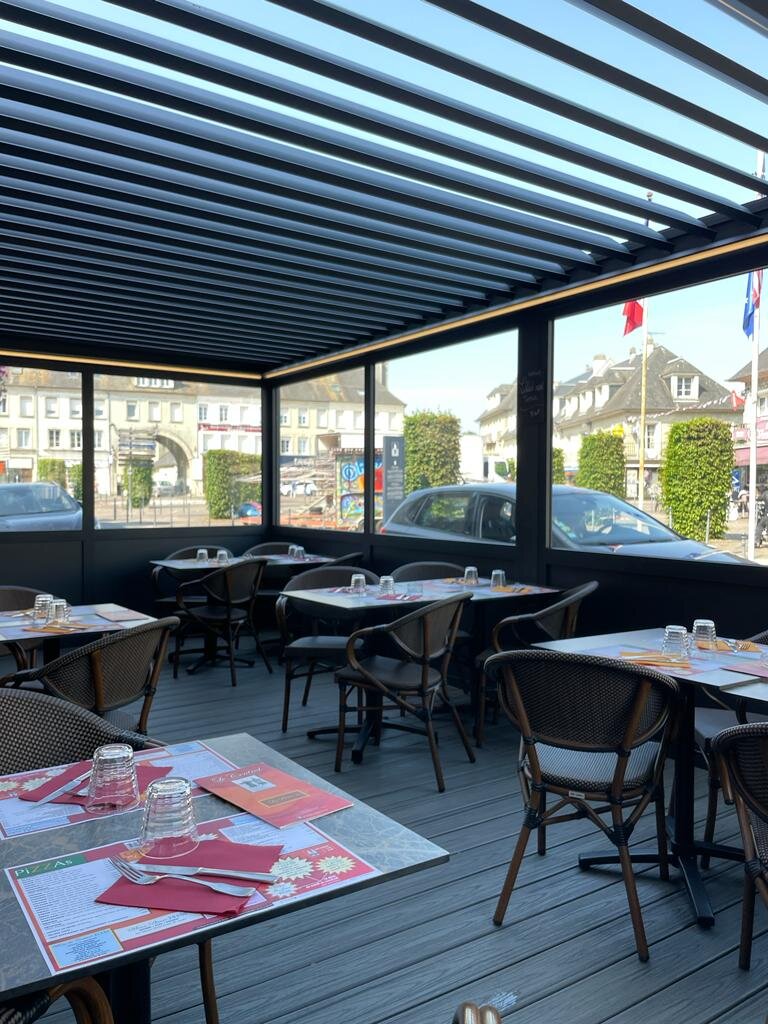 Terrasse de restaurant équipée d'une pergola bioclimatique et de parois vitrées