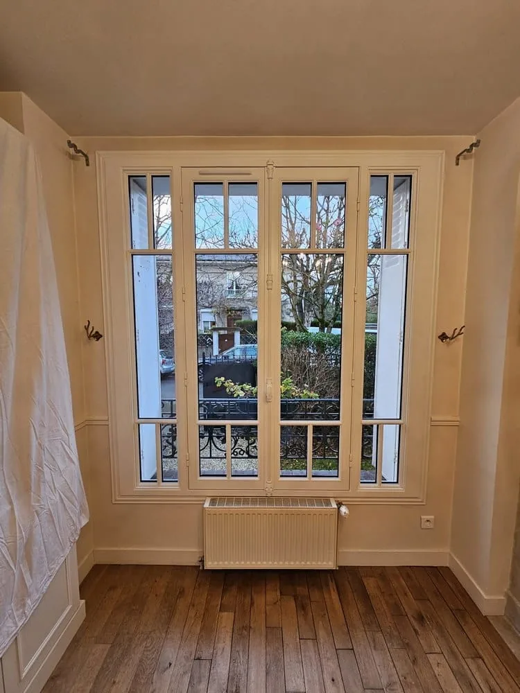 Réalisation à Asnières-sur-Seine : Installation d’une Fenêtre en Bois - Marque ATULAM