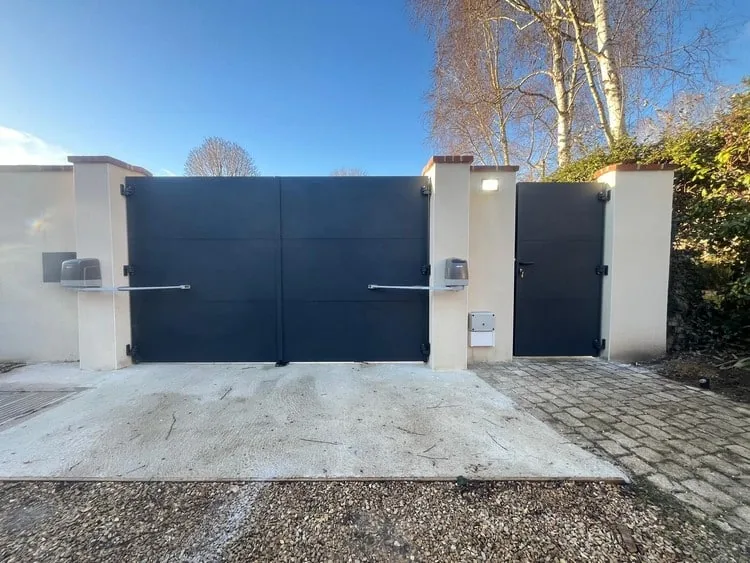 Réalisation à Forges-les-Bains : Installation d’un portail et portillon KLAVEL de chez Cadiou