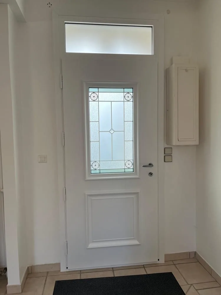 Réalisation à Saint-Leu-la-Forêt : Installation d’une porte Akimel en aluminium - Marque Bel’M — photo 4
