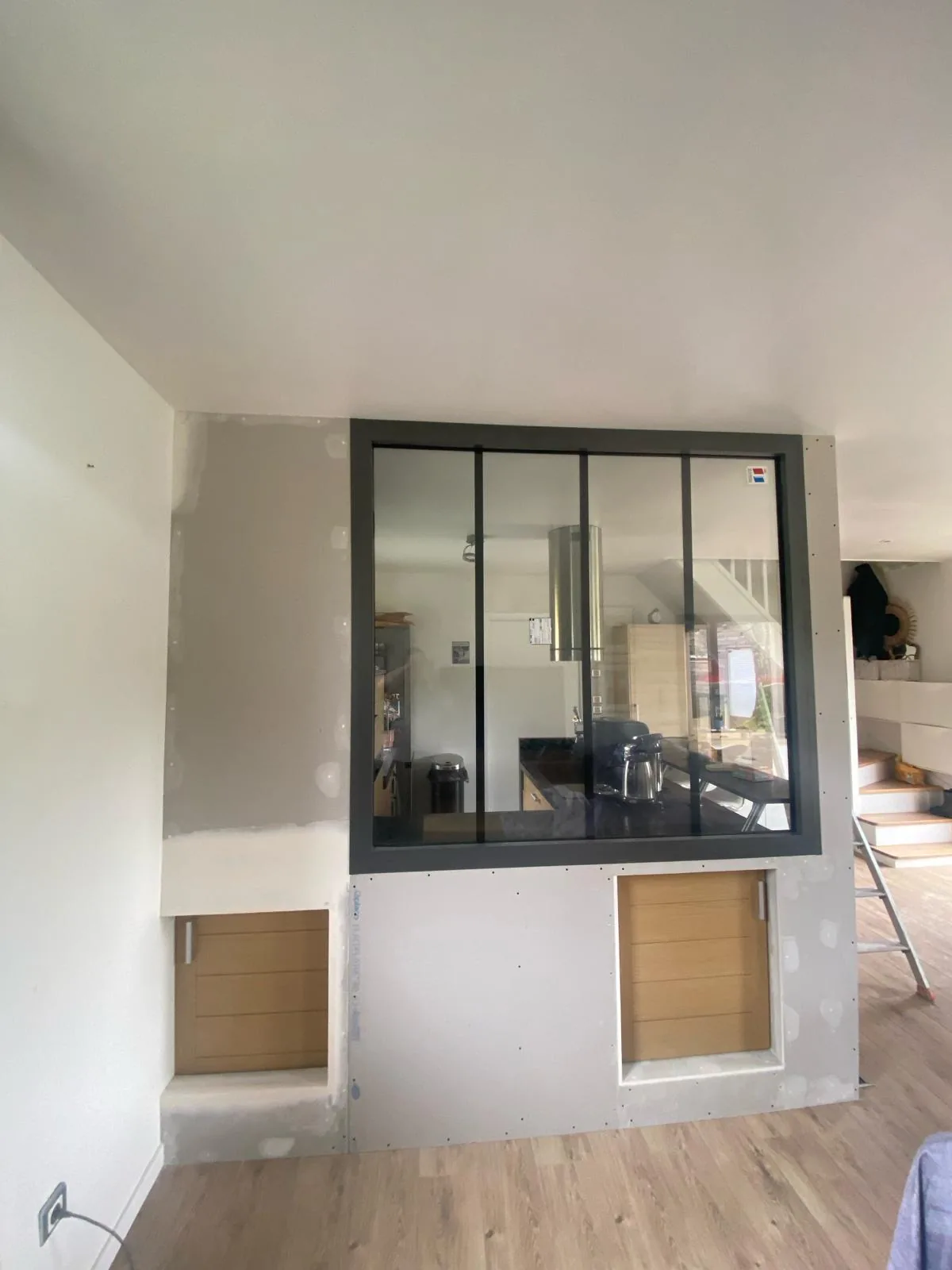 Réalisation à Saint-Nom-la-Bretèche : Installation d’une verrière aluminium à petits bois collés AXALU — photo 2
